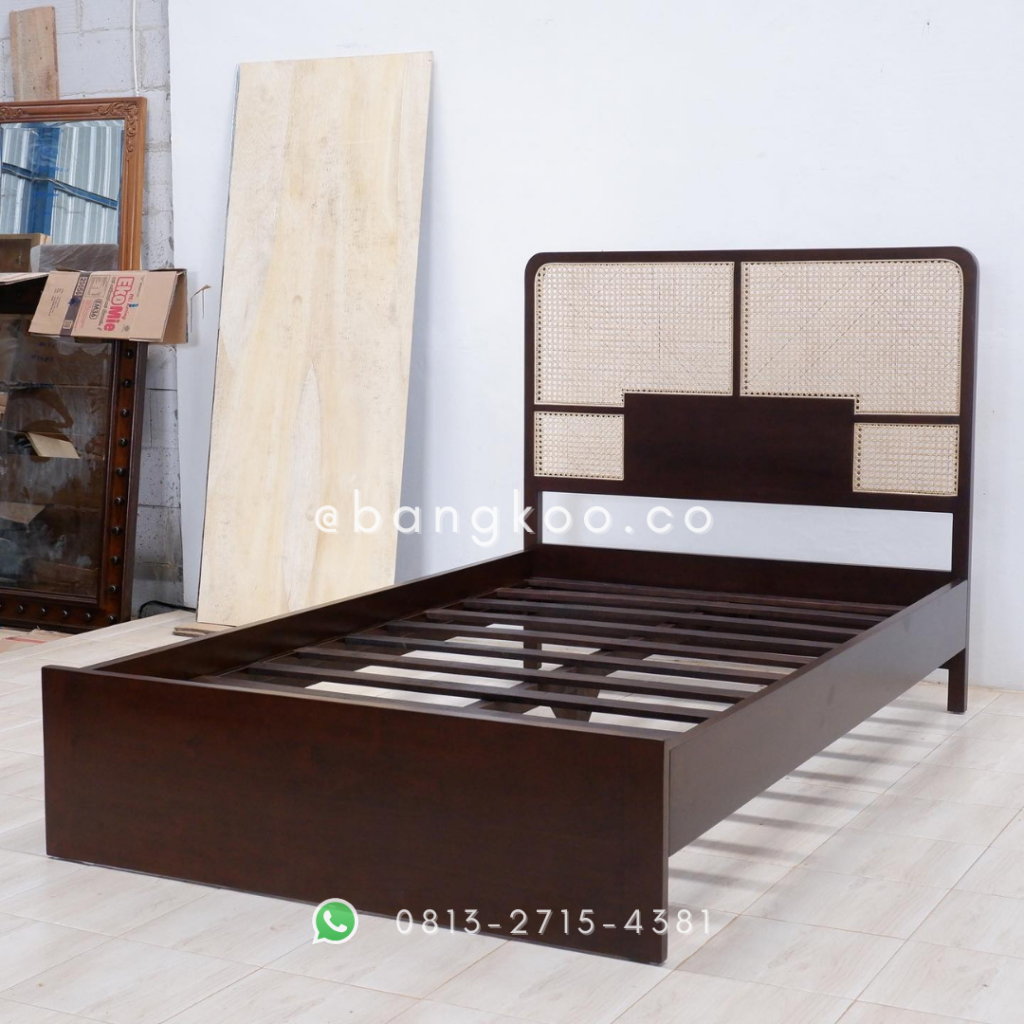 Tempat Tidur Jati Rotan